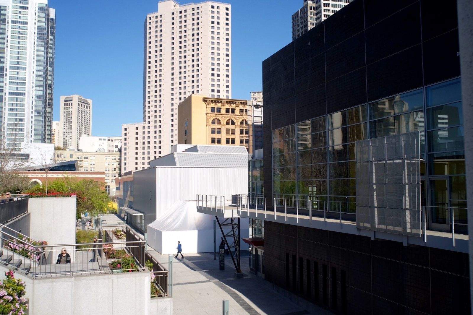 Apple's tiny white tent nestles between buildings at San Francisco's Yerba Buena Center for the Arts. Photo: Jim Merithew/ Cult of Mac