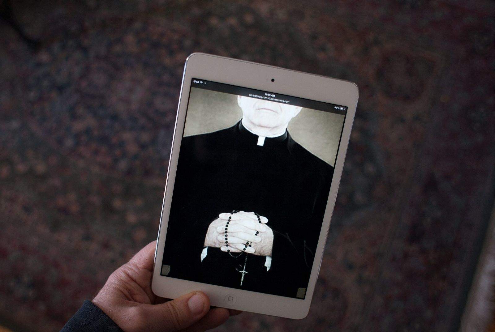 A Texas man claiming to be a priest will take confession over Snapchat now through March 16. Photo illustration: David Pierini/Cult of Mac