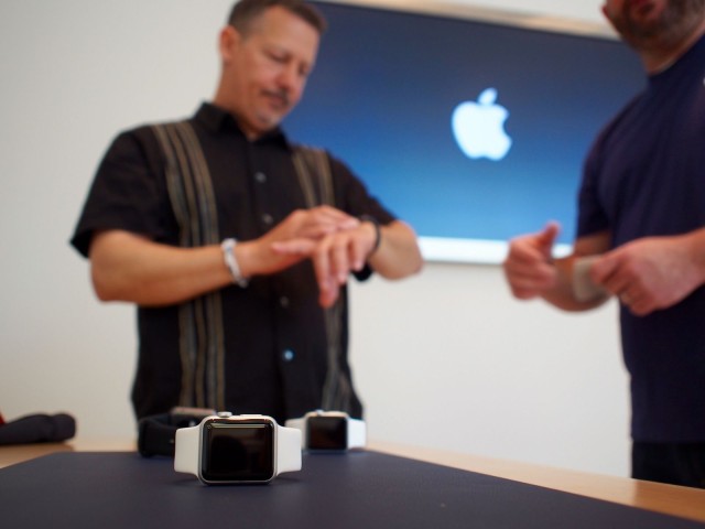 04_10_2015_Apple_Store_Watch_Express_preview - 1
