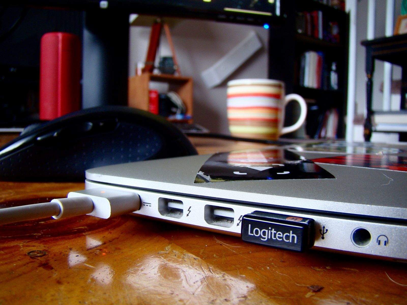 Save yourself some desk space with this closed MacBook mode. Photo: Rob LeFebvre/Cult of Mac