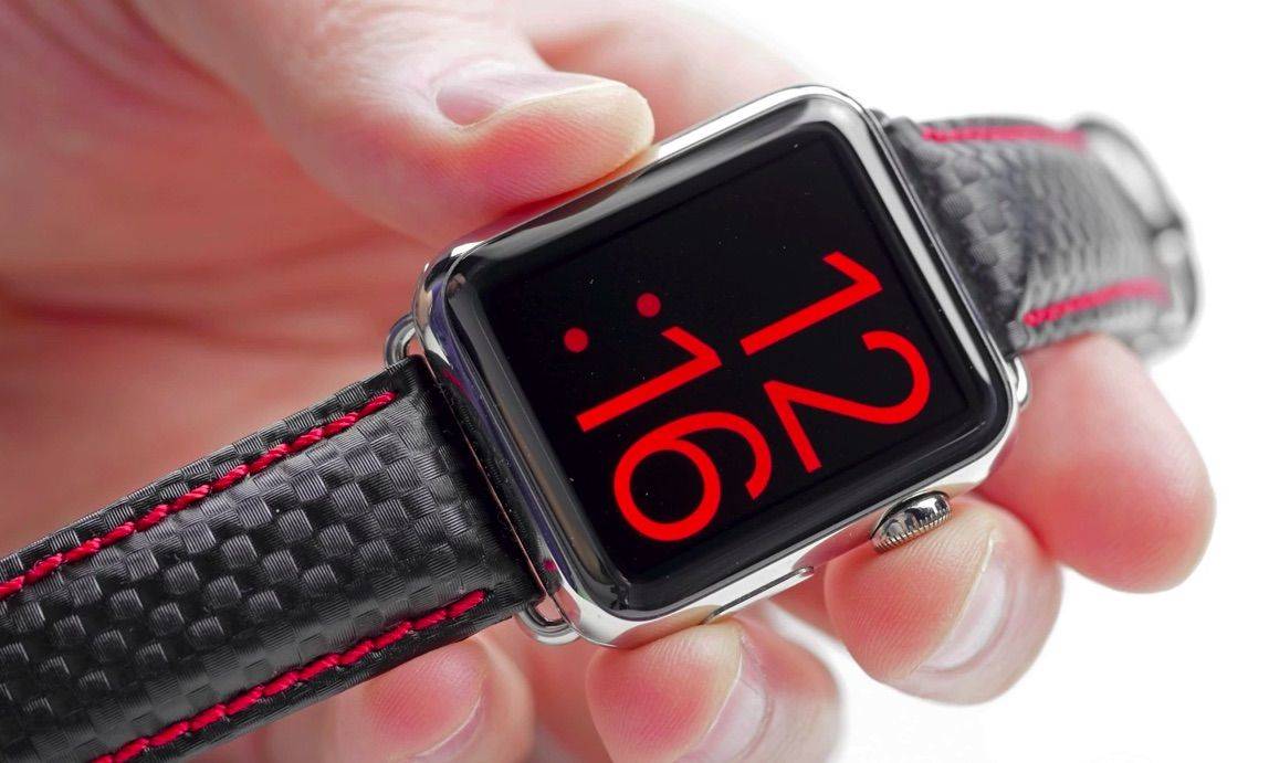 You can add a custom strap to Apple Watch. Photo:  Lewis Hilsenteger/Unbox Therapy