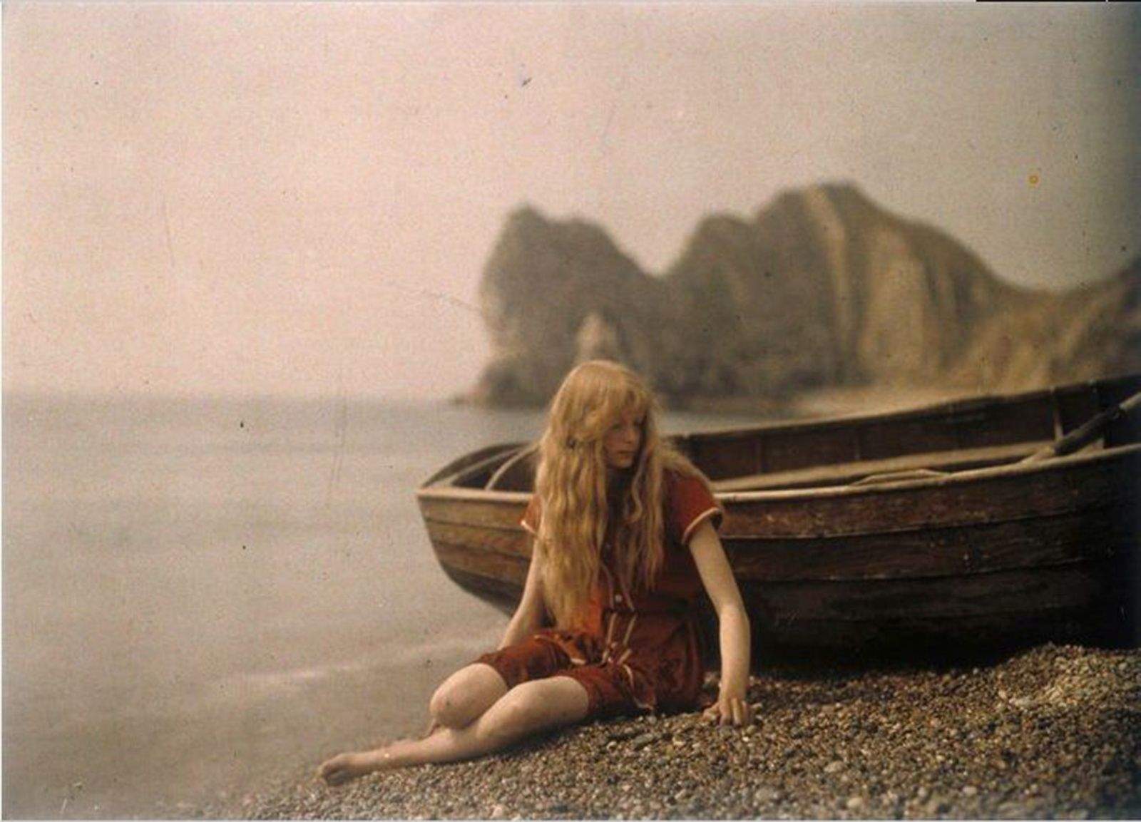 This photograph was made in the early 1900s using the Autochrome process, which starts with dyed potato starch.
