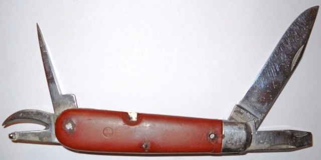 The trademark red handle was added to the knife a few years later. The trademark red handle was added to the knife a few years later.