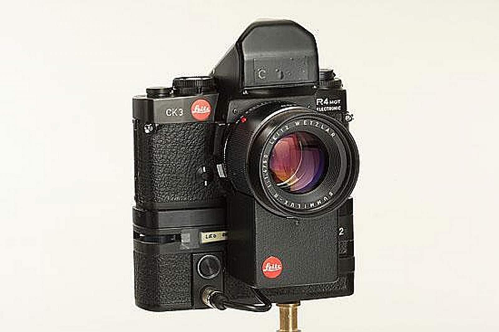 Leica invented the autofocus camera system with the Correfot in 1976.
