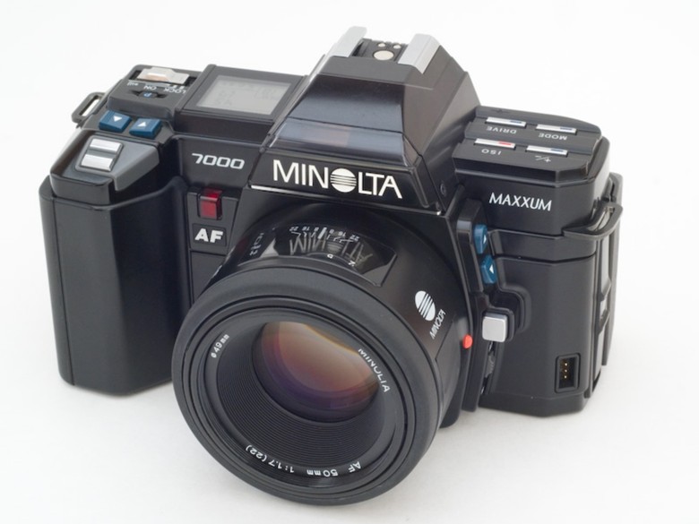 Leica passed on what it learned about auto focus to Minolta, which made the first commercially succesful auto focus camera in 1985 with the Minolta 7000.