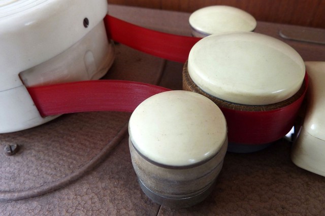 One Tefi cartridge could play up to four hours of music. The red tape had a series of grooves, which were read by a stylus.