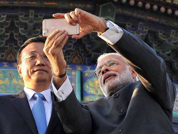 20-1432109552-pmnarendramodisselfiewithchinesepremierlikeqianggoesviralonweibo1