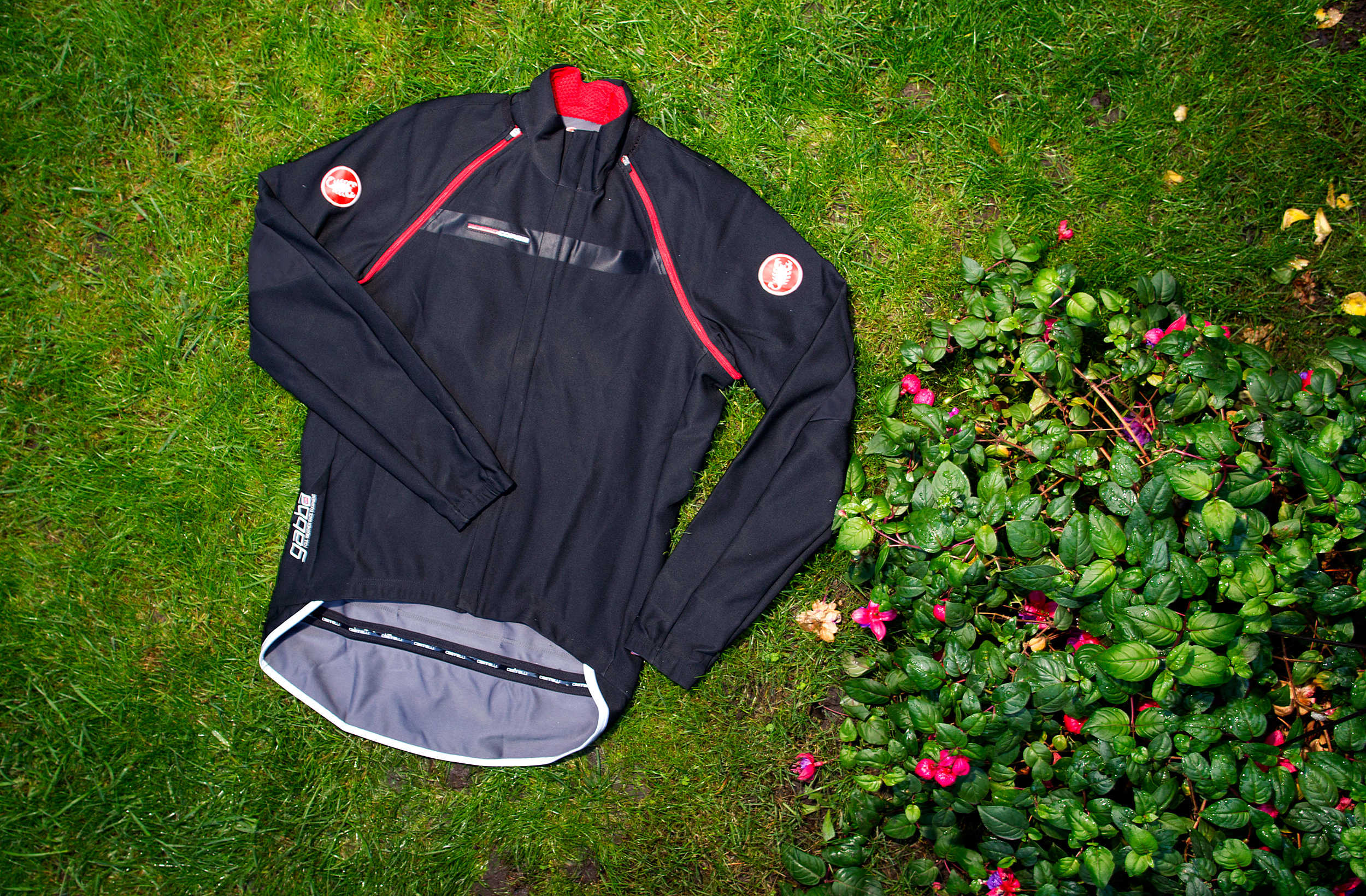 With a zip of the sleeves the Gabba 2 jacket readies you for any amount of inclement weather.