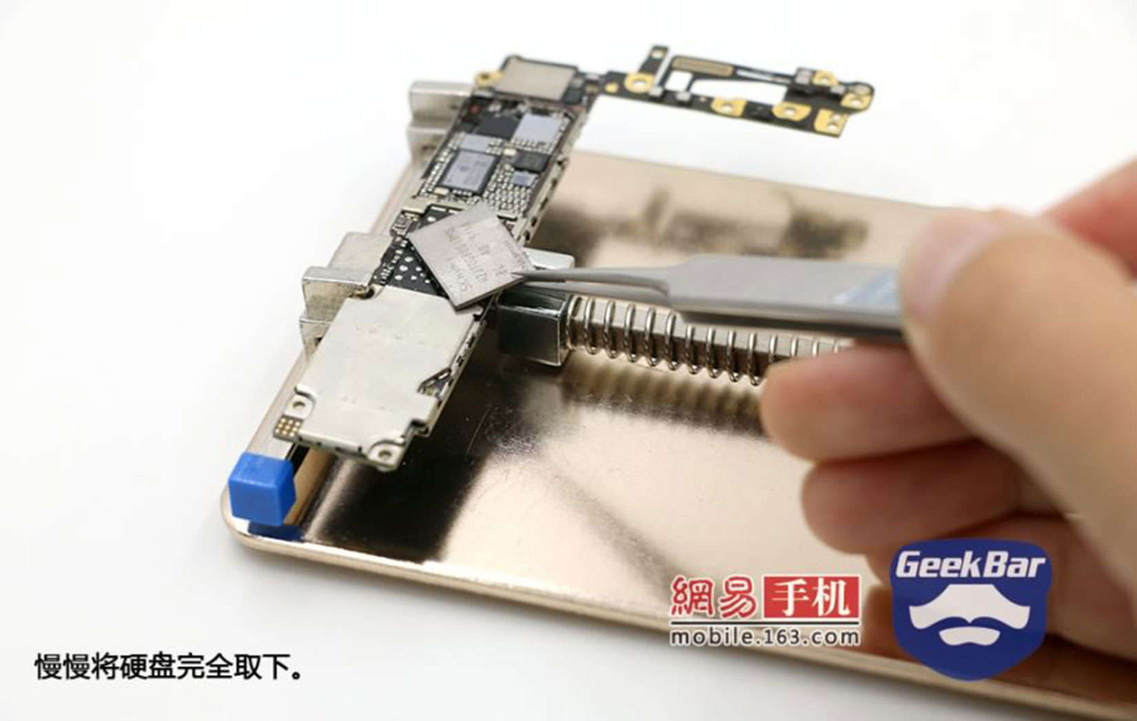 This image shows how one repair service in China replaces the memory chip in an iPhone 6.
