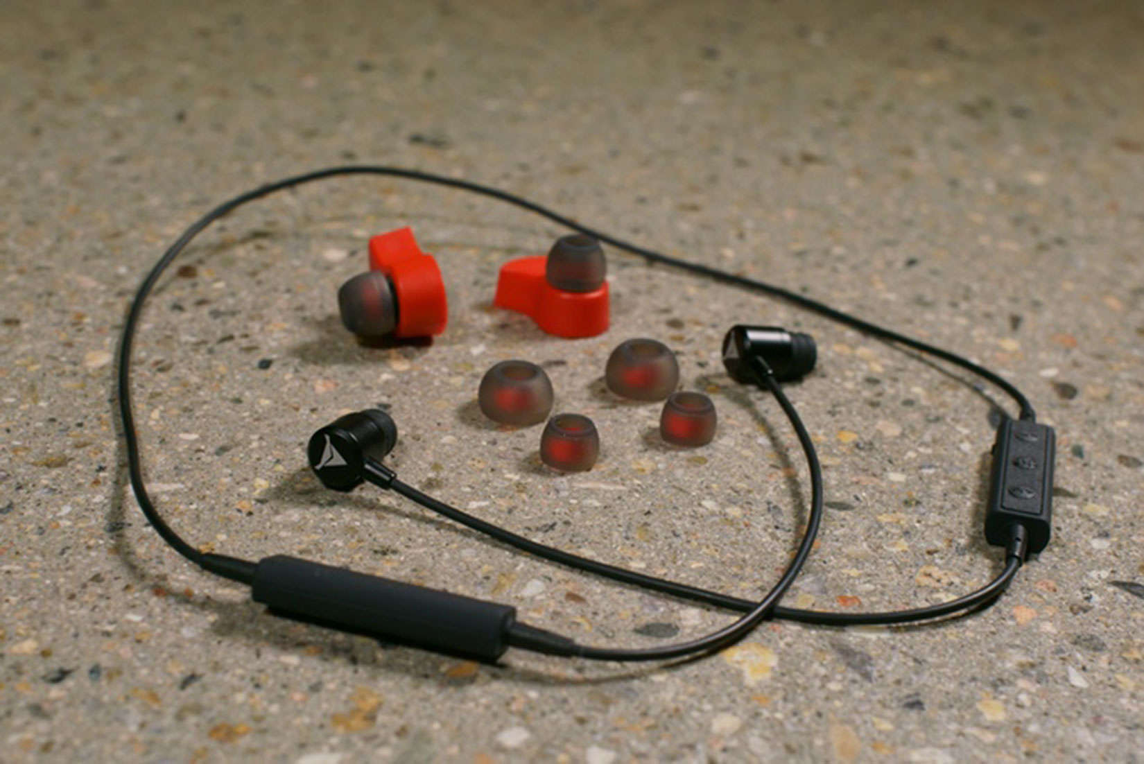 Decibullz brings its moldable earpieces to wireless earbuds.