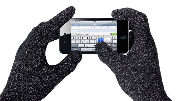 mujjo-touchscreen-gloves-typing