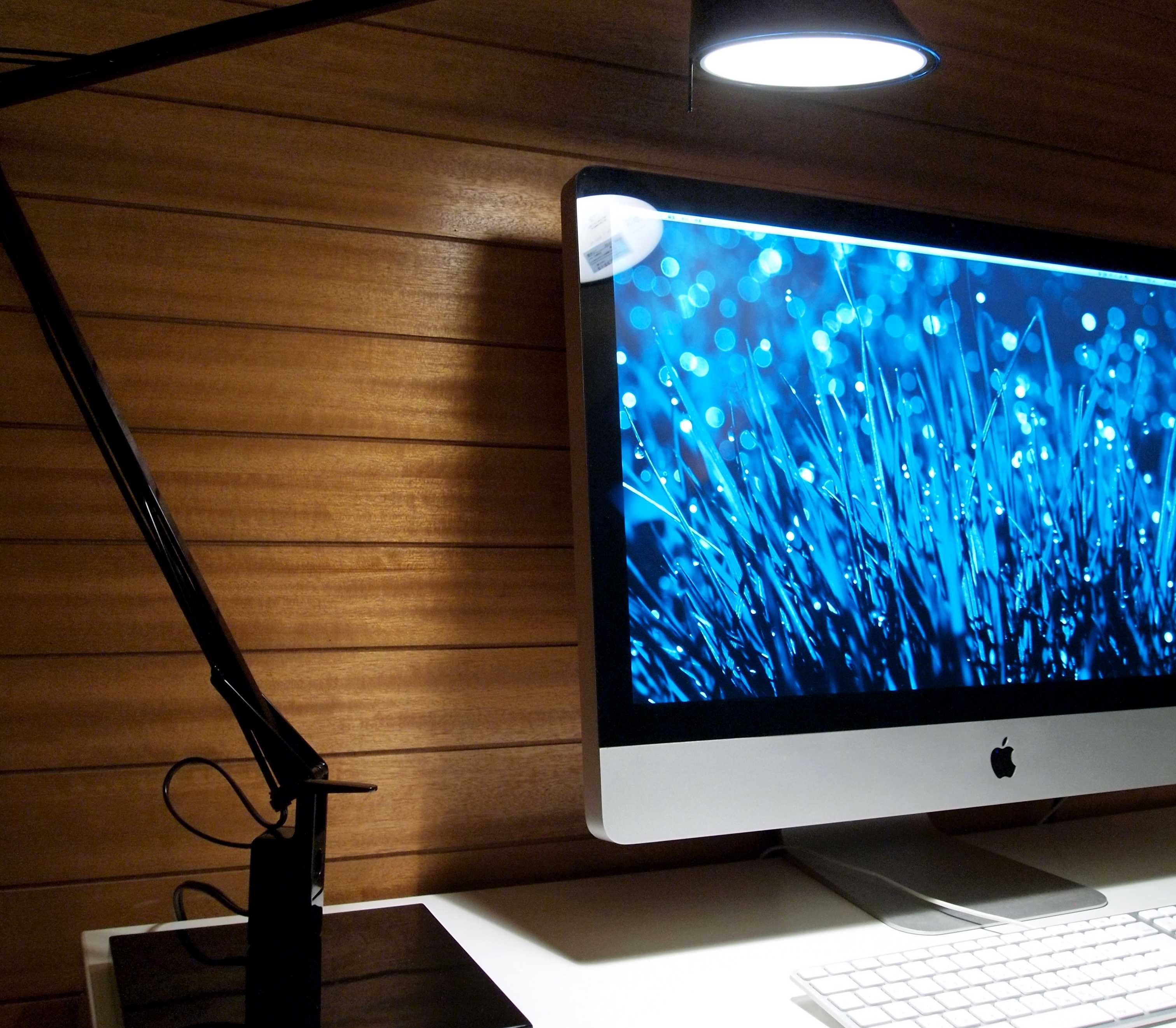 imac-desk-keyboard-lamp