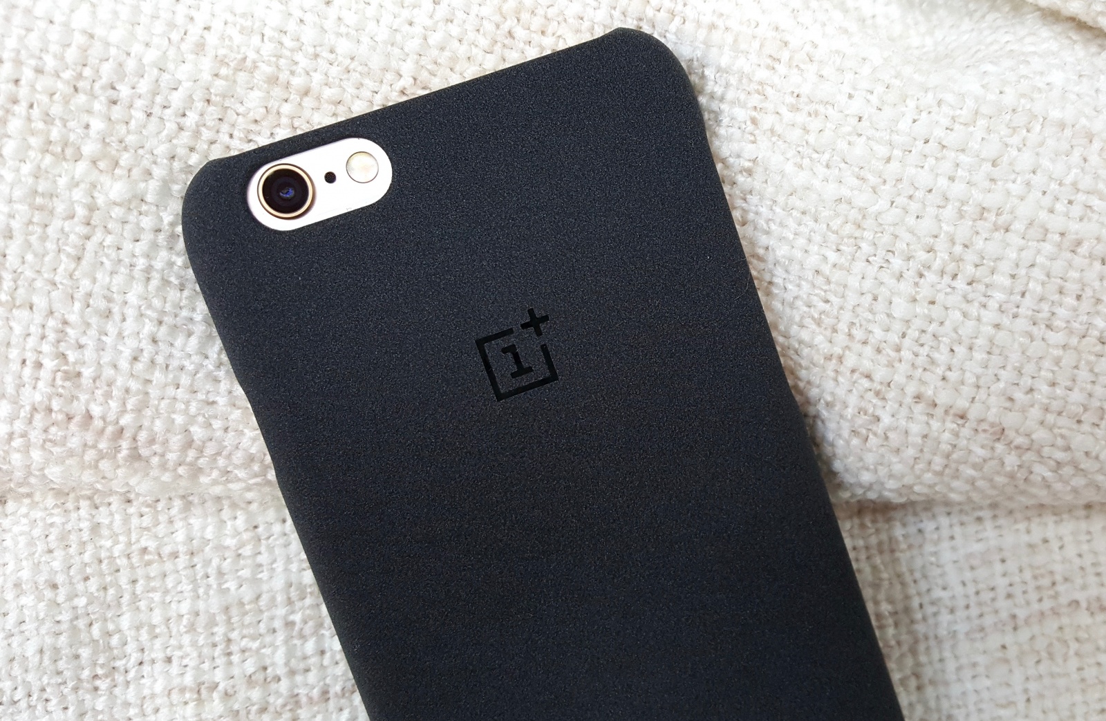 oneplus-launches-a-new-case-for-iphone-image-cultofandroidcomwp-contentuploads2015122015-12-01-112229-jpg