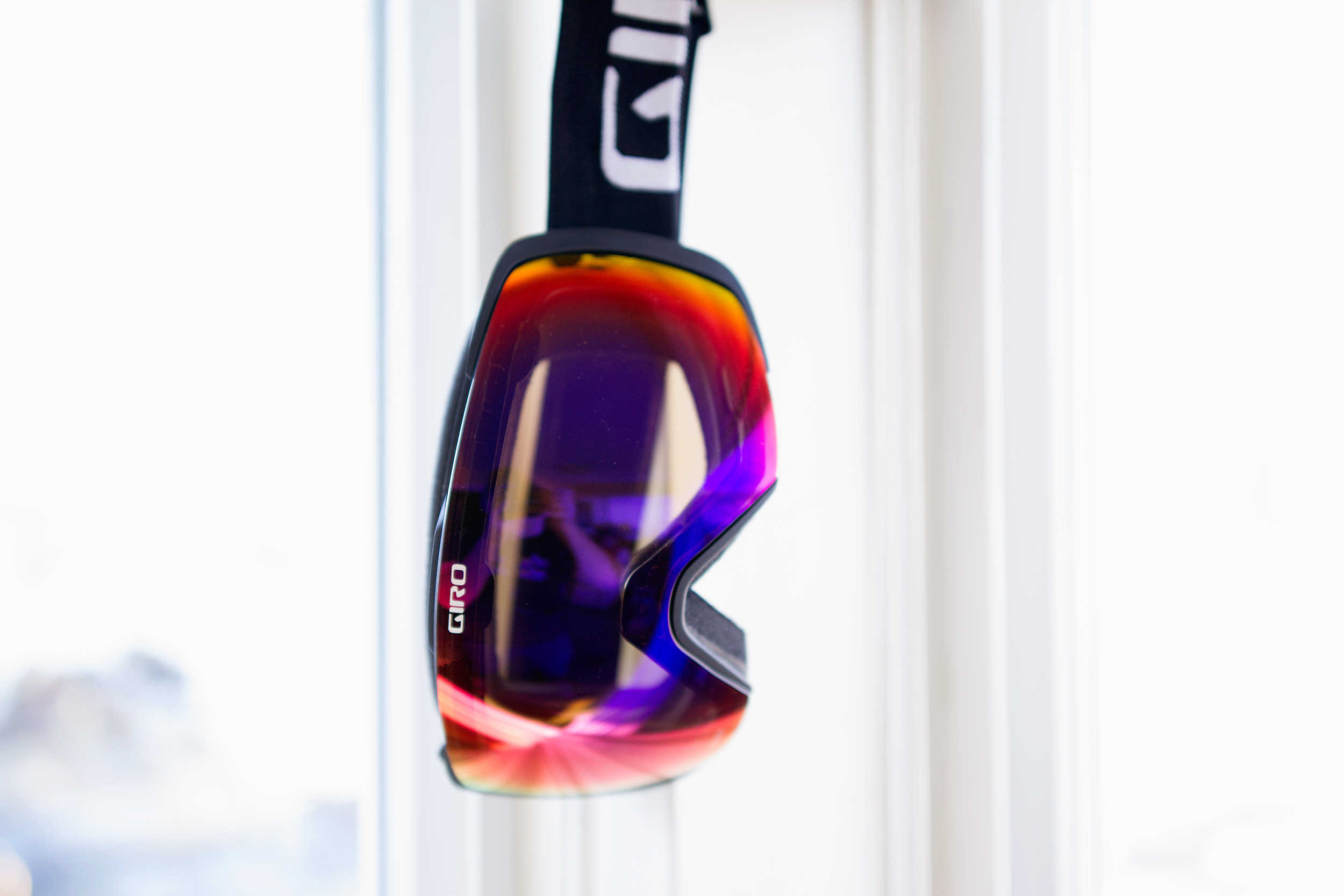 Giro's Contact snow goggles utilize one of Apple's favorite things: magnets.