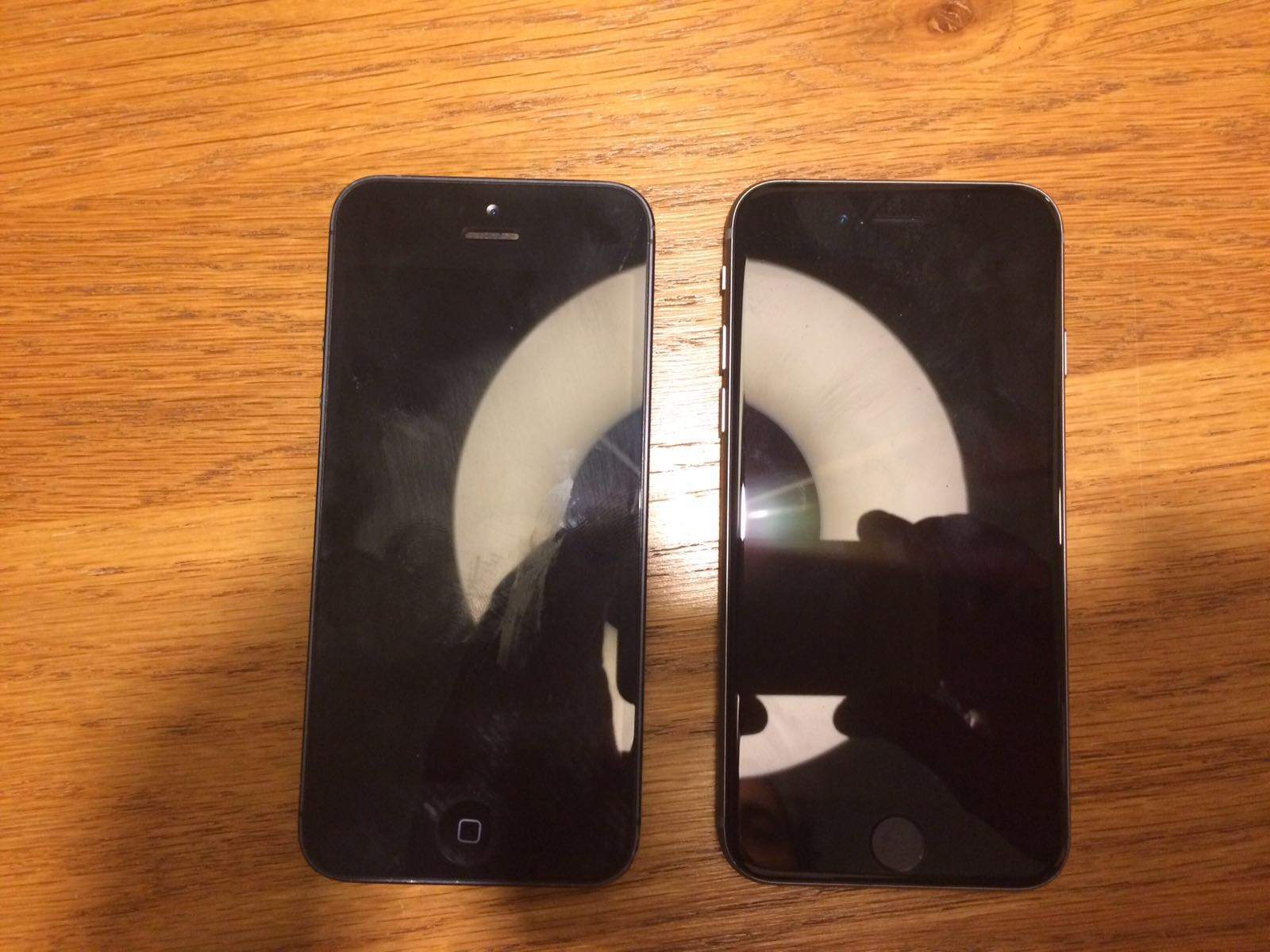 The iPhone 5 on the left, the iPhone 5se on the right.