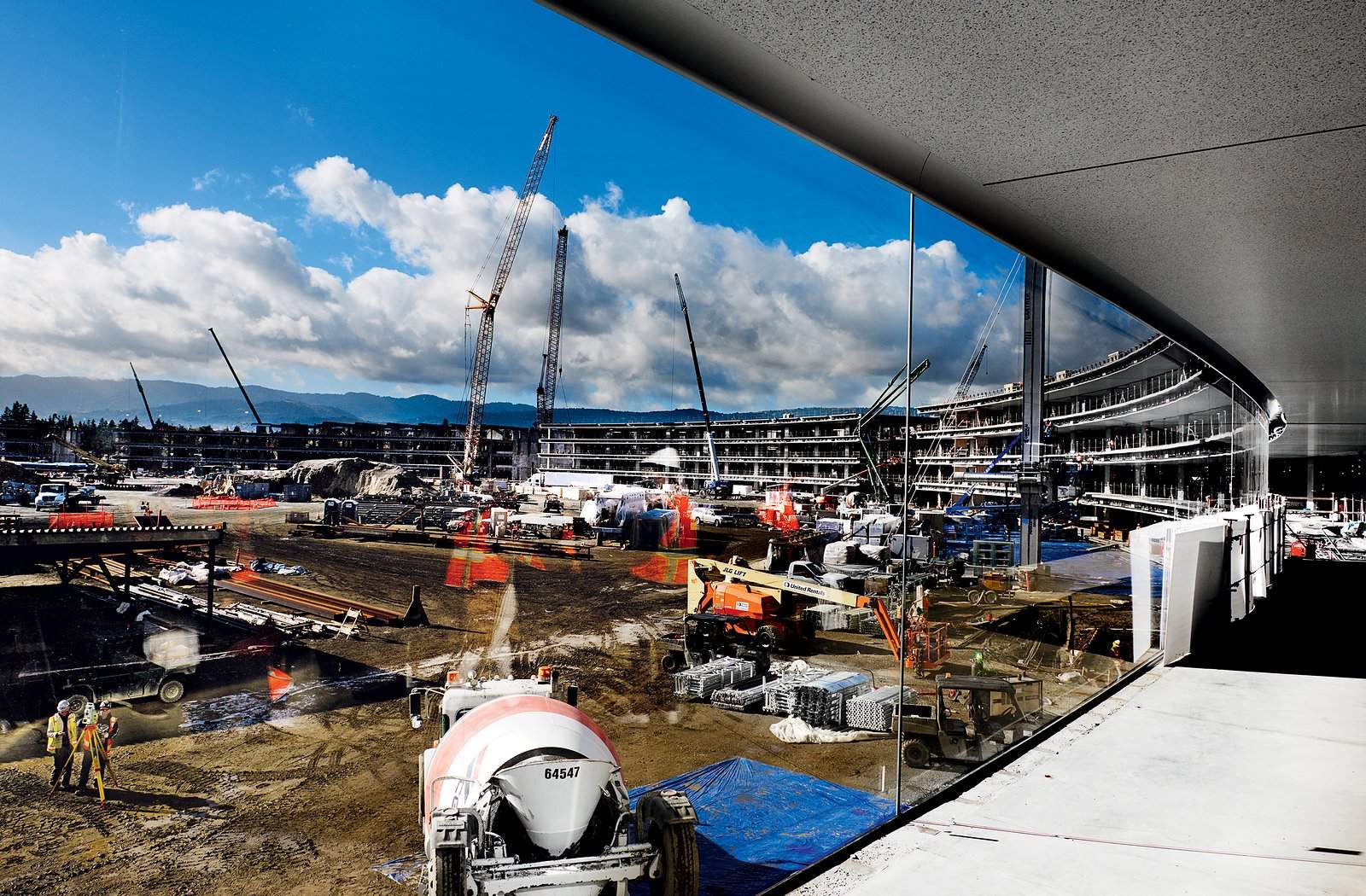 The glass walls of Apple's spaceship are nearly complete.