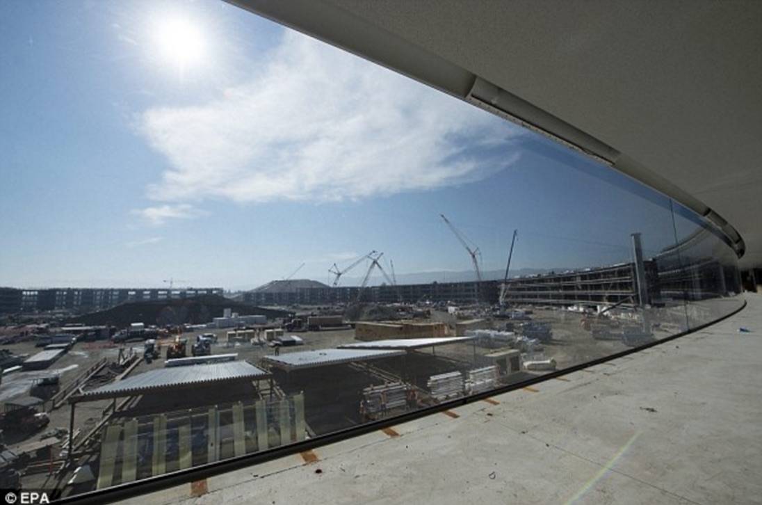 More than 3,000 giant  curved glass panes will be used at Apple campus 2.