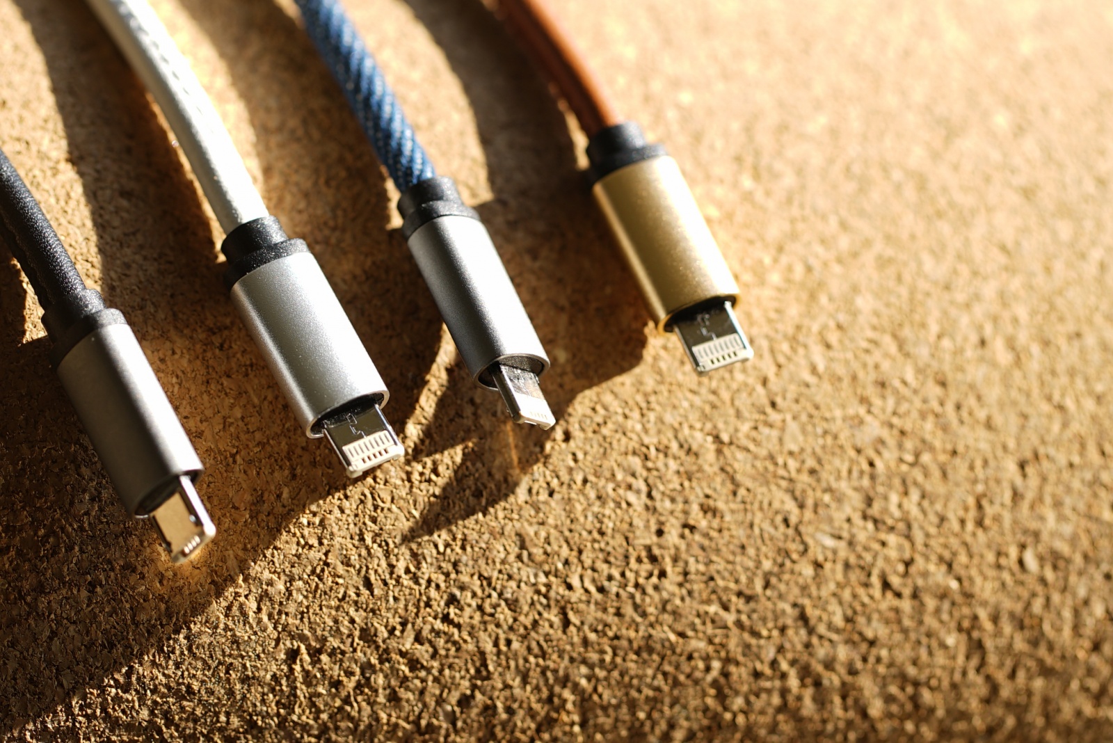 switch-hitting-cord-flips-from-lightning-to-micro-usb-image-cultofandroidcomwp-contentuploads201603LMcable-Kickstarter-jpg