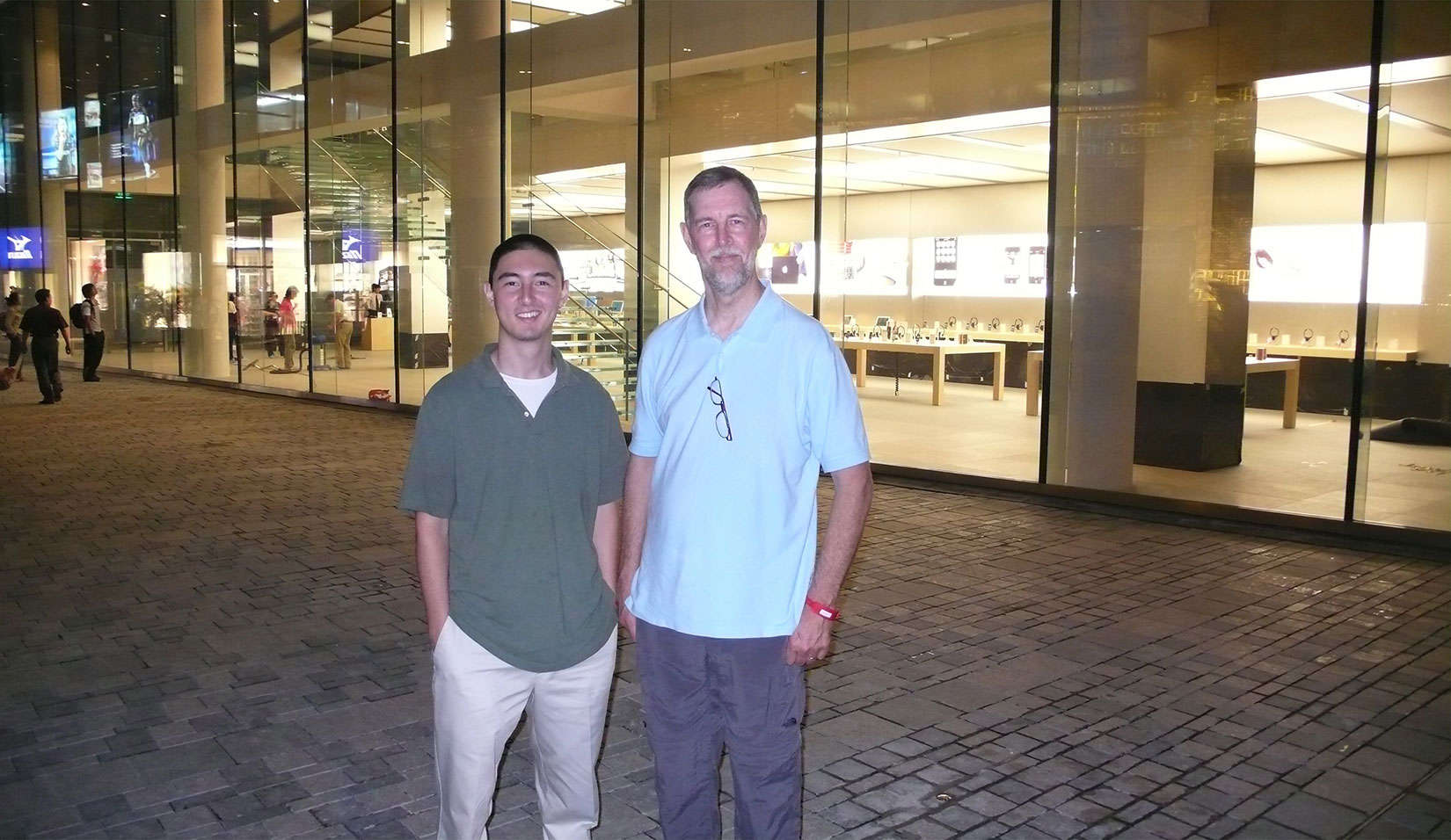 Gary Allen with his son, Devin, at a Beijing Apple Store in 2008.
