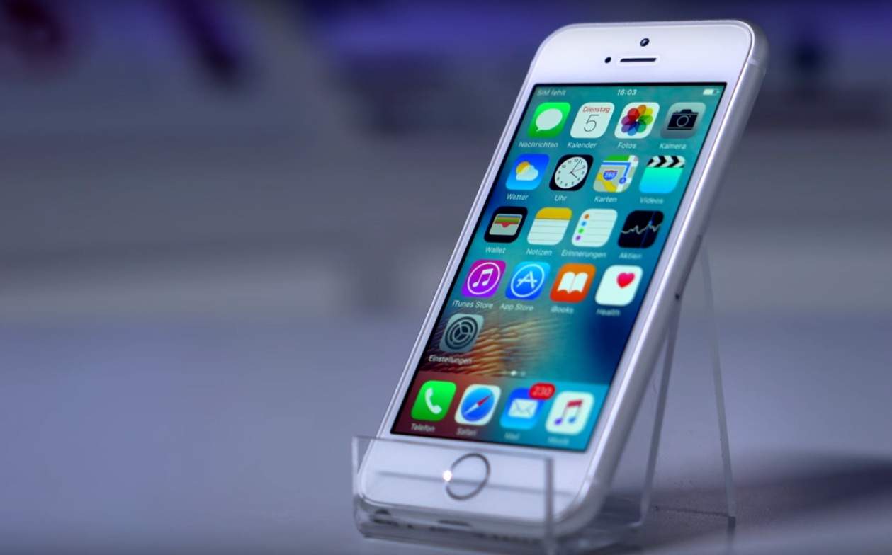 The 'iPhone 6 SE' has a 4-inch screen with an iPhone 6 body.