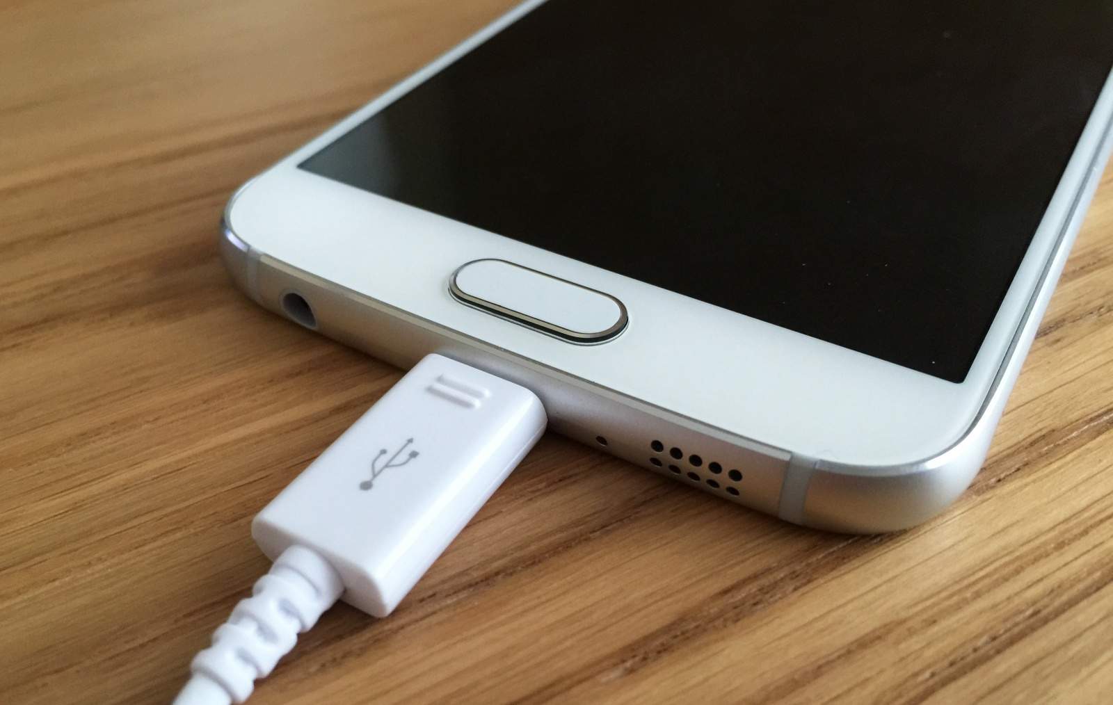 using-your-phone-while-it-charges-can-kill-you-image-cultofandroidcomwp-contentuploads201504Galaxy-S6-charging-jpg