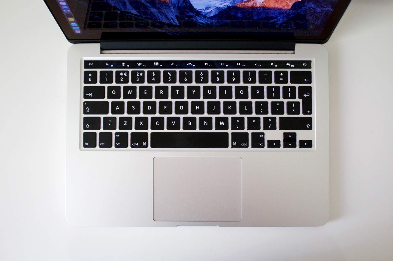 MacBook-OLED-touch-pad