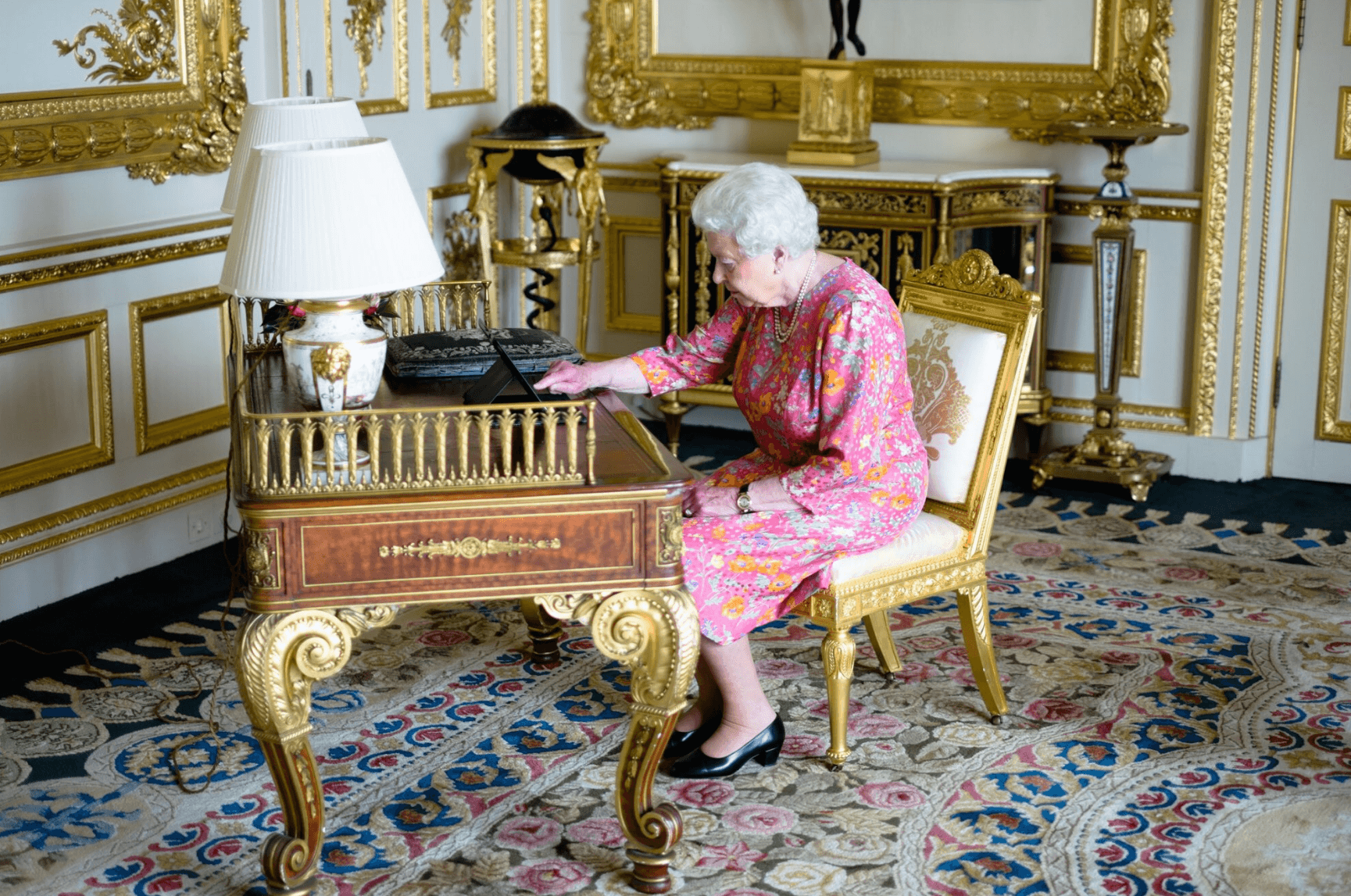 See Queen Elizabeth II tweeting from the royal iPad - Comments. 
