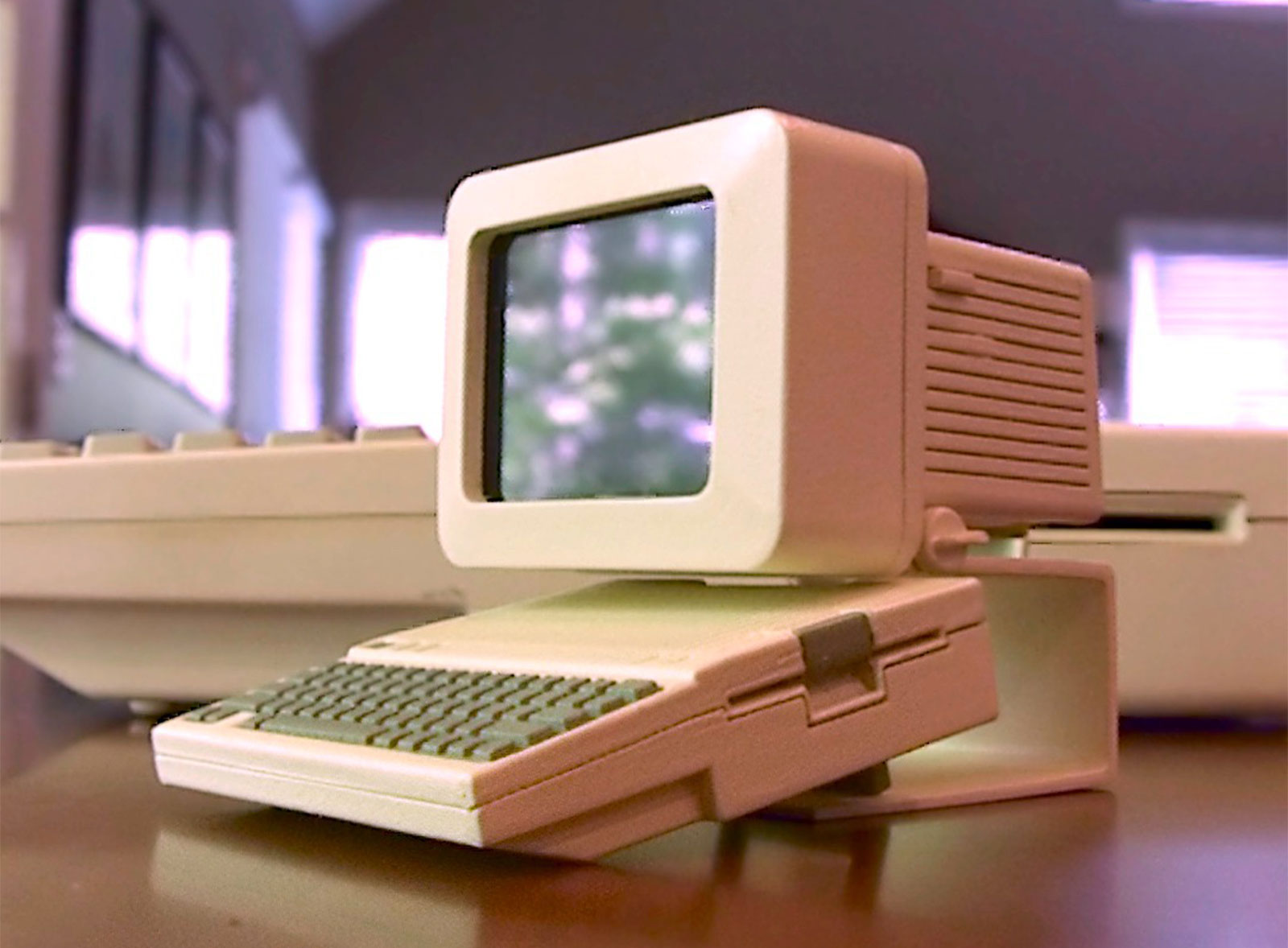 Charles Mangin likes them Apples, especially when he can recreate a 3D printed miniature version of his favorite computers.