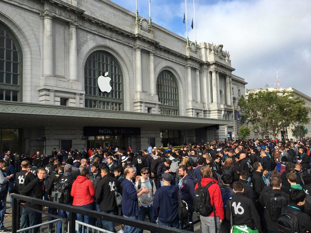 The line for WWDC 2016 is HUGE! 
