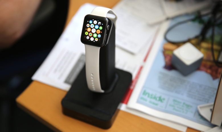 Ugreen's magnetic charging station for the Apple Watch.