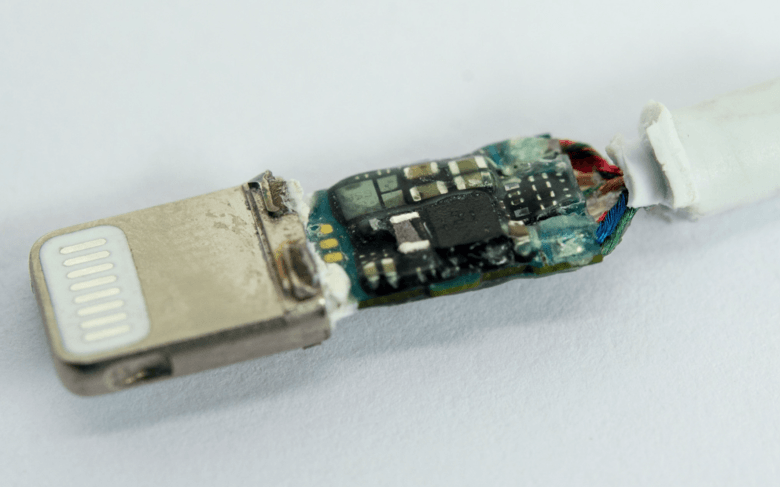 3.5mm-to-Lightning headphone adapter DAC