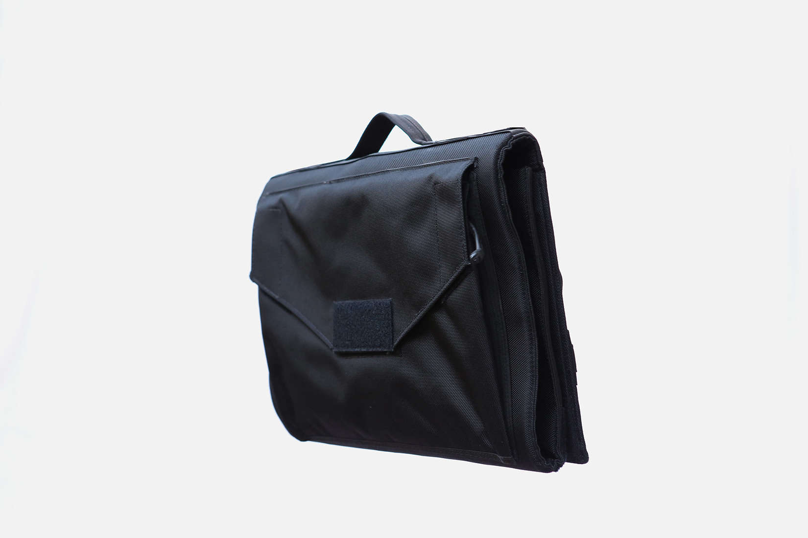 This shoulder bag protects your laptop - and body in case of gunfire.
