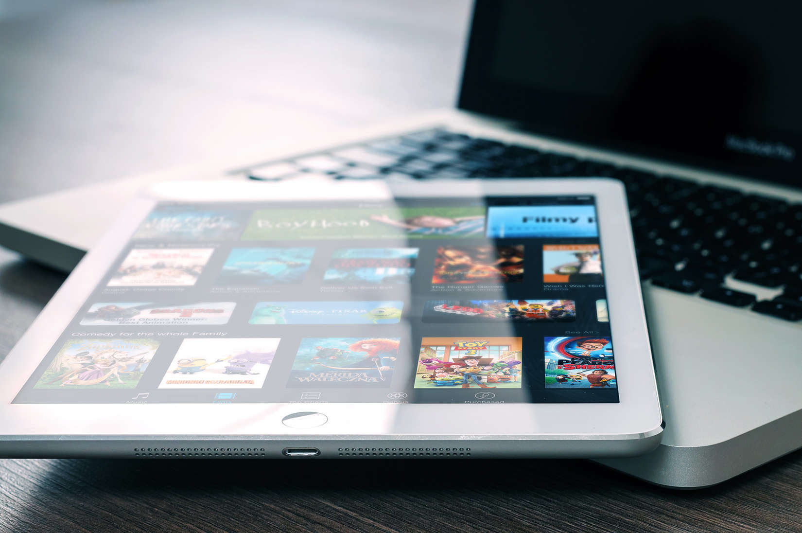 Apple wants a deal with studio execs to bring high-priced movie rentals to iTunes within days of release.