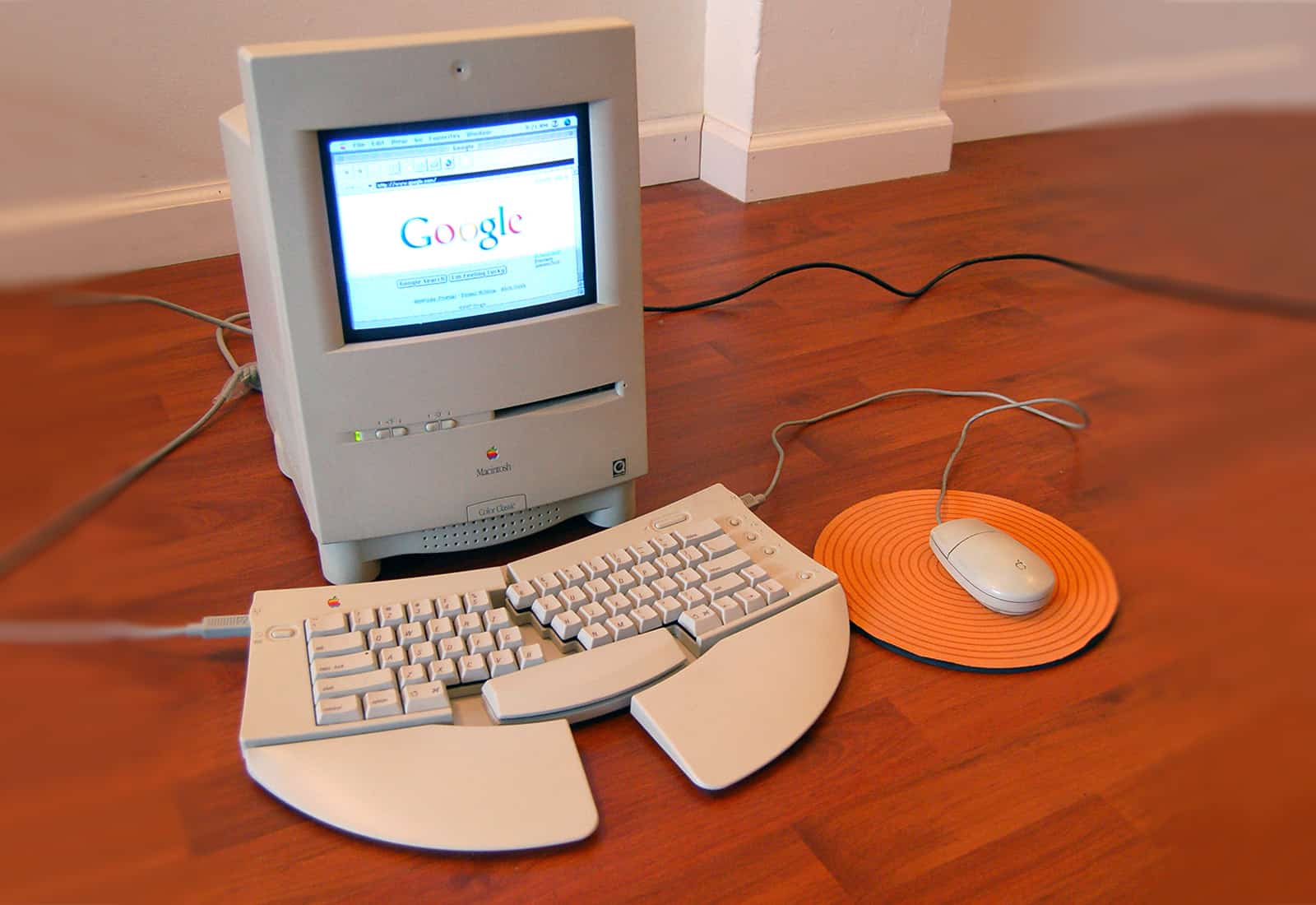 Today in Apple history: Macintosh Color Classic ditches monochrome