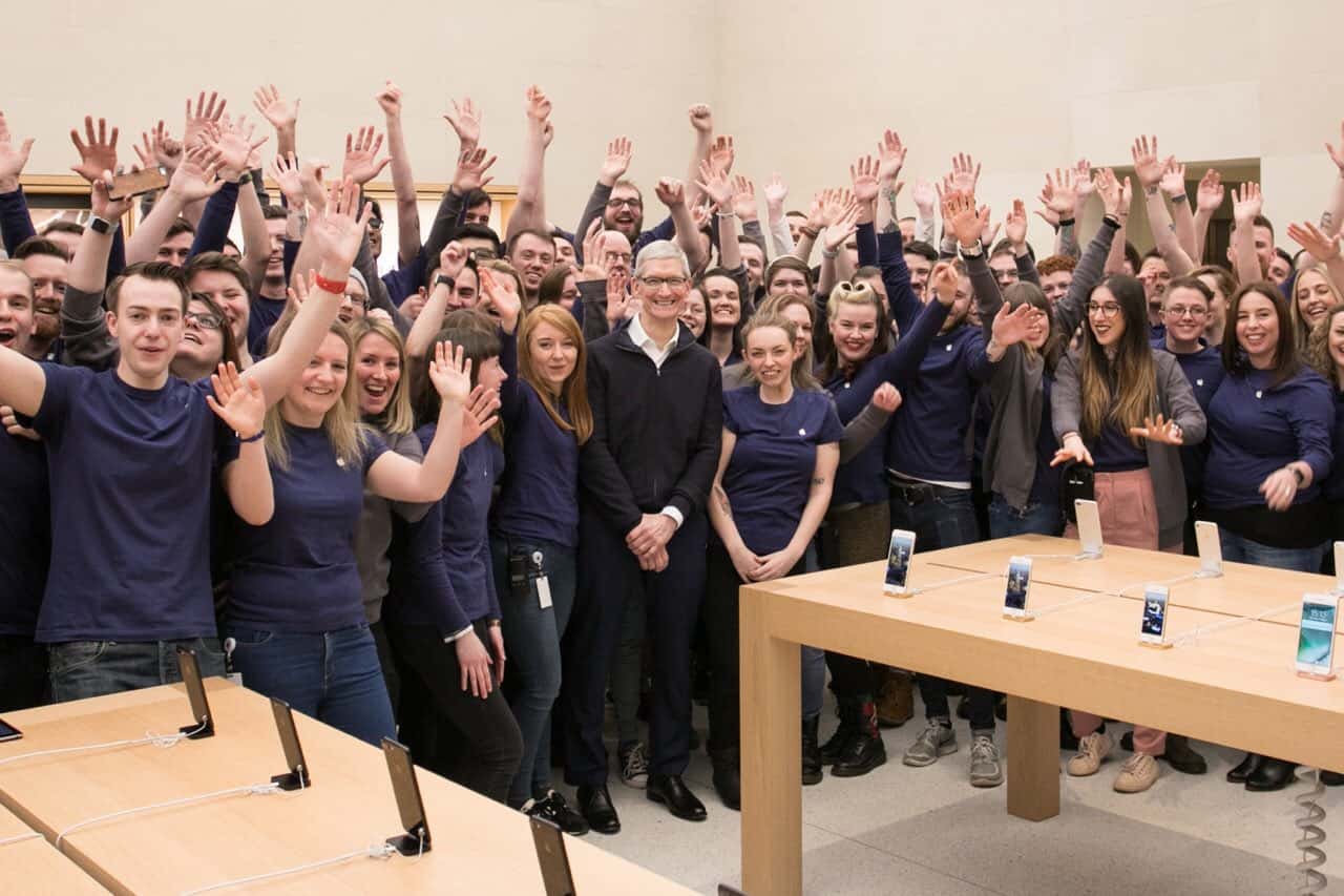 The staff at the Apple Buchanan Street store give Tim Cook a warm welcome.