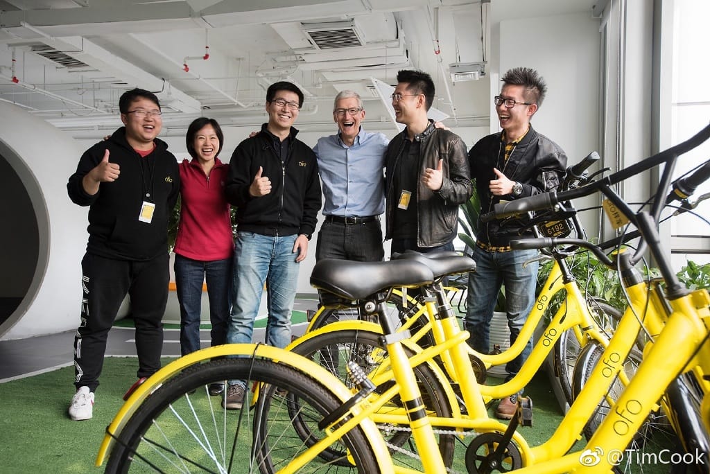 Tim Cook and part of the Ofo team.