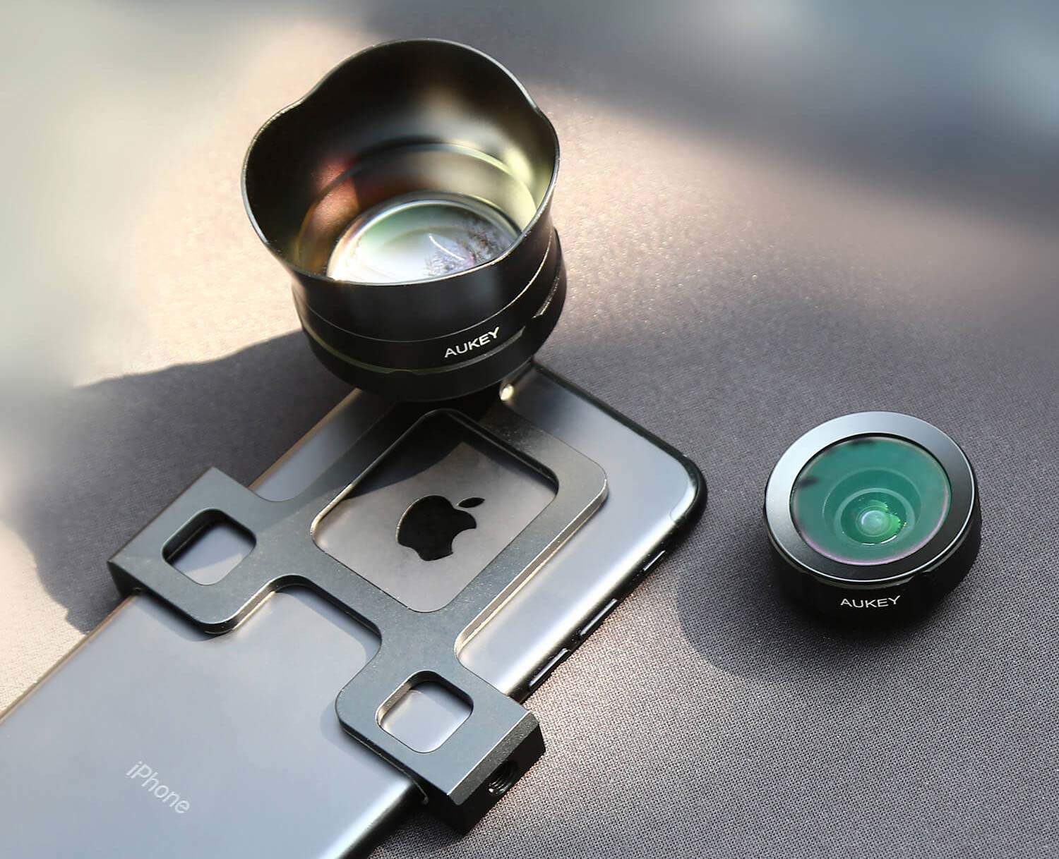 The Aukey PL-A8 Ora lens kit for iPhone 7 features both wide-angle and telephoto lenses.