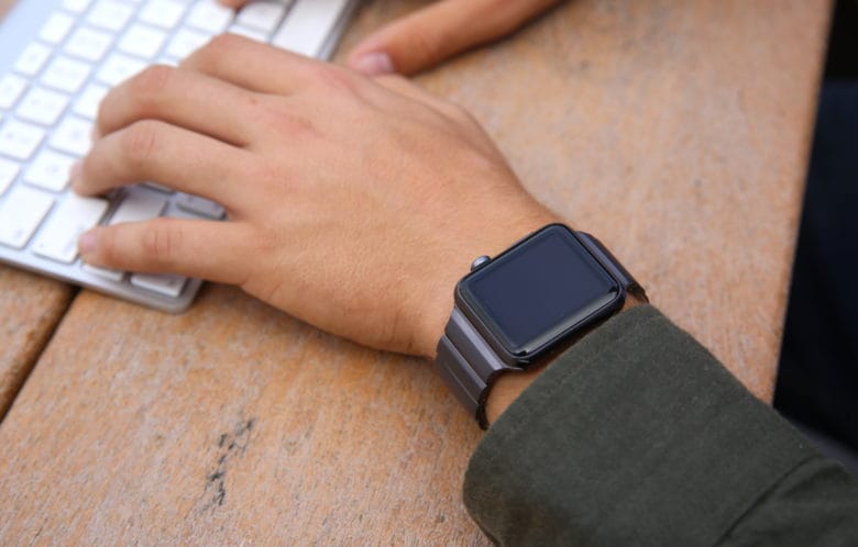 The Juuk Ligero aluminum Apple Watch band looks awesome in Cosmic Grey