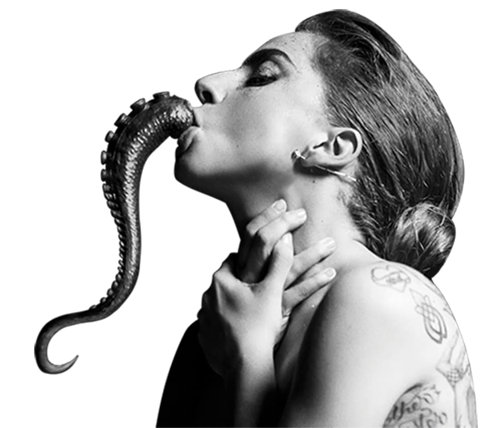 Змея изо рта. Леди Гага Годзилла. Фотосессия со змеями.