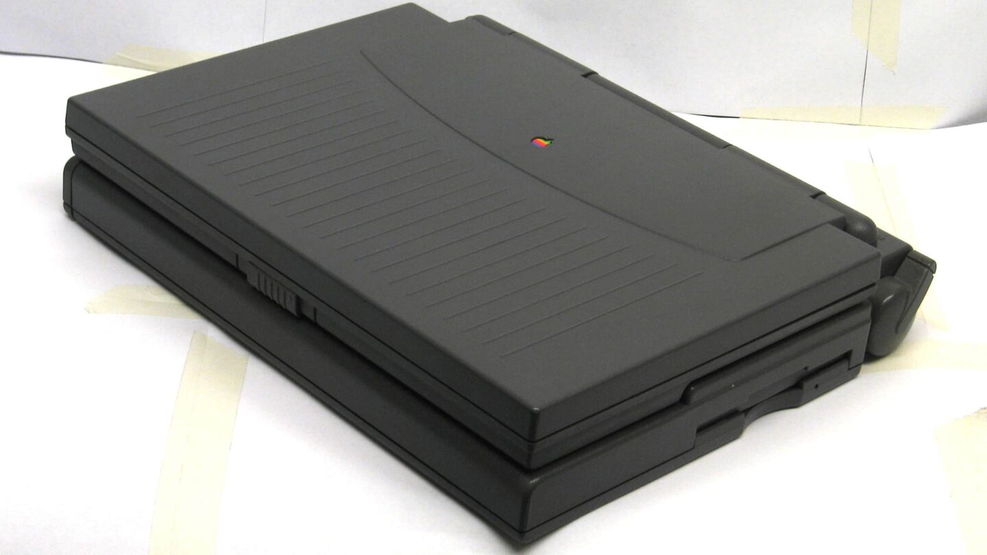 Photo of the PowerBook 180c, the first Apple laptop with a high-quality color screen.