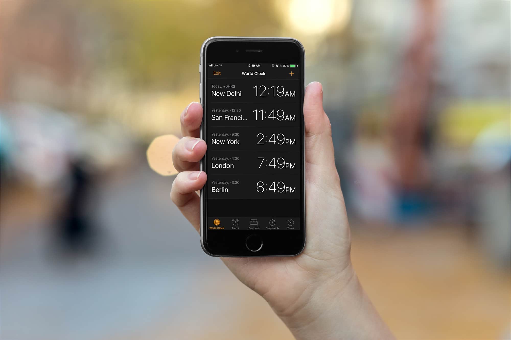 iOS 11's Smart Invert feature brings a stunning dark mode