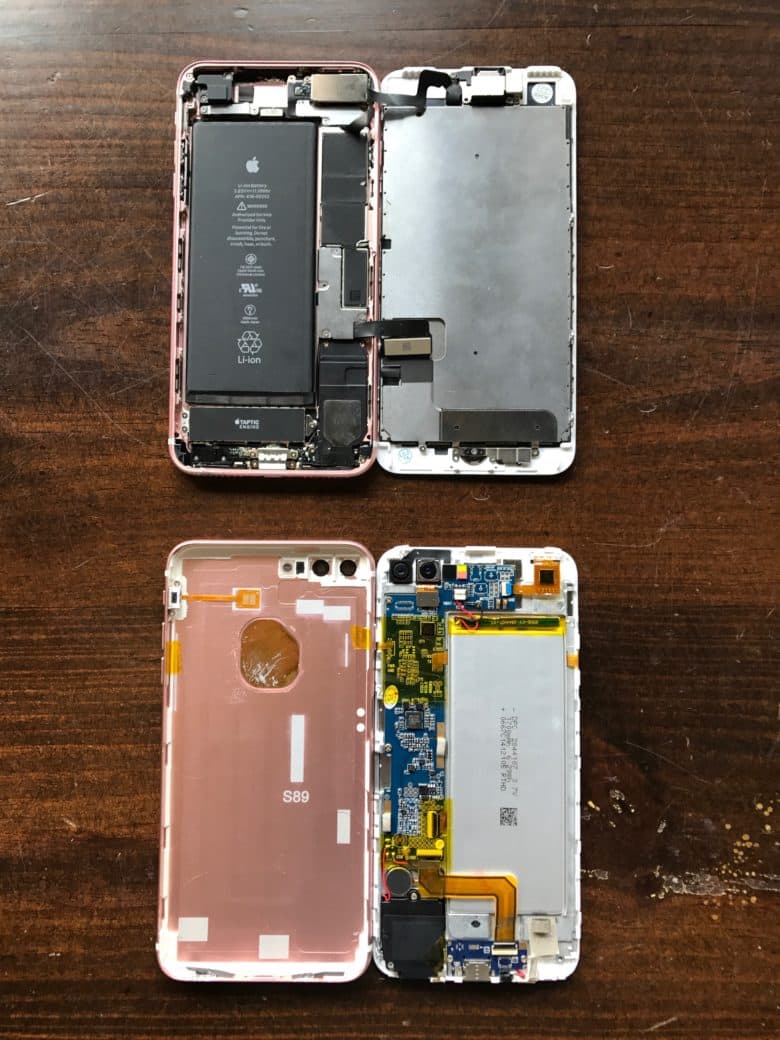 To see the differences between the iPhone clone and the real deal, you need to crack open the devices. Clearly the fake iPhone is on the bottom.