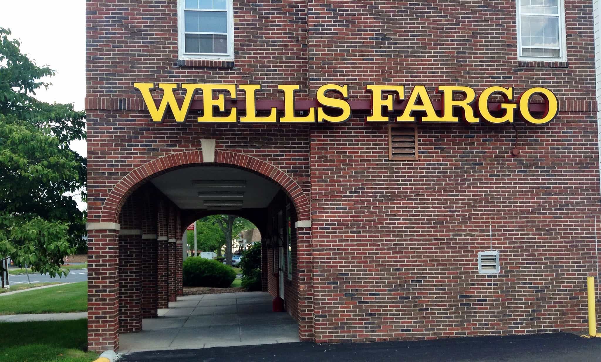 Wells Fargo is embracing Apple Pay at its ATMs.