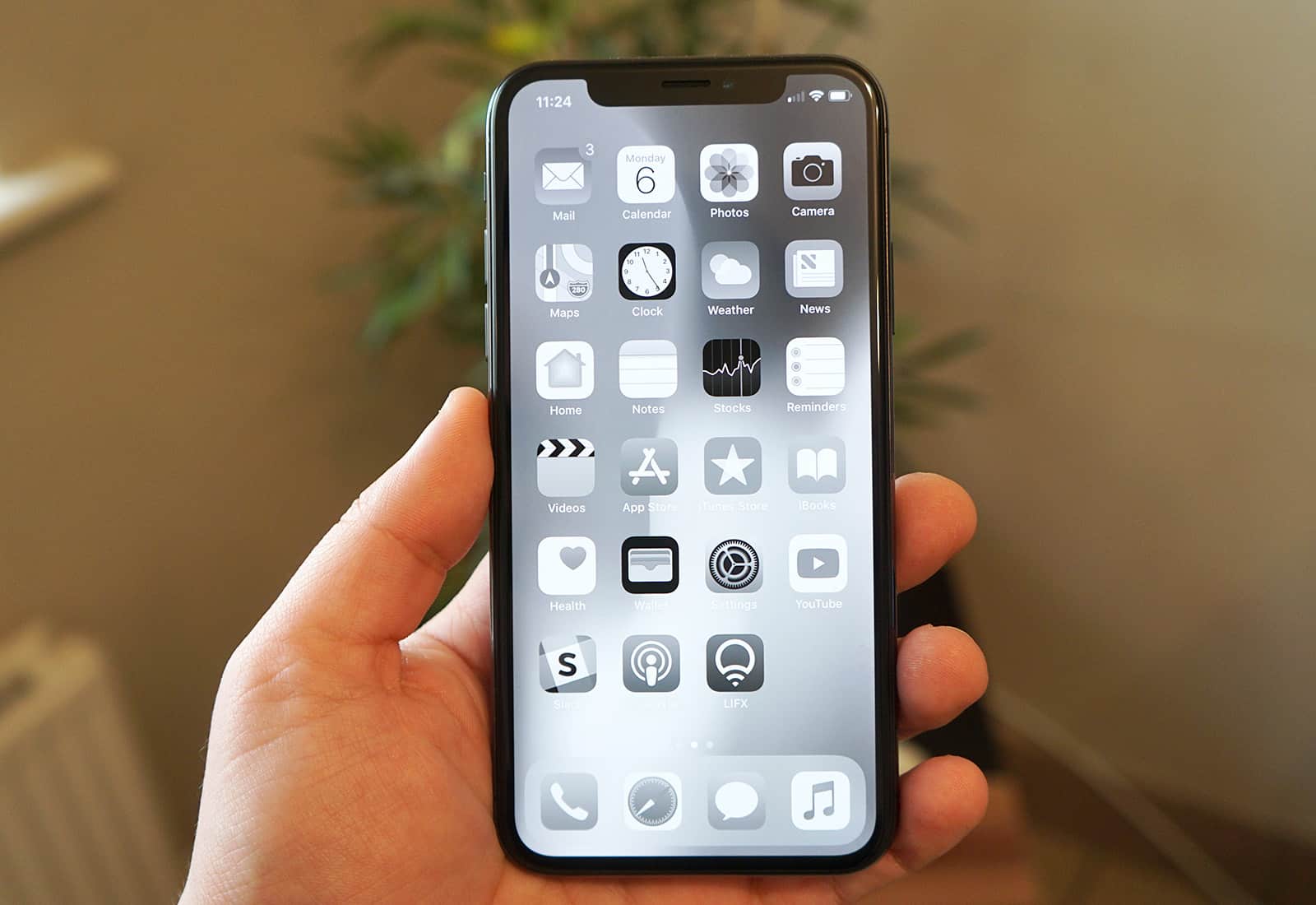 grayscale oled iPhone x