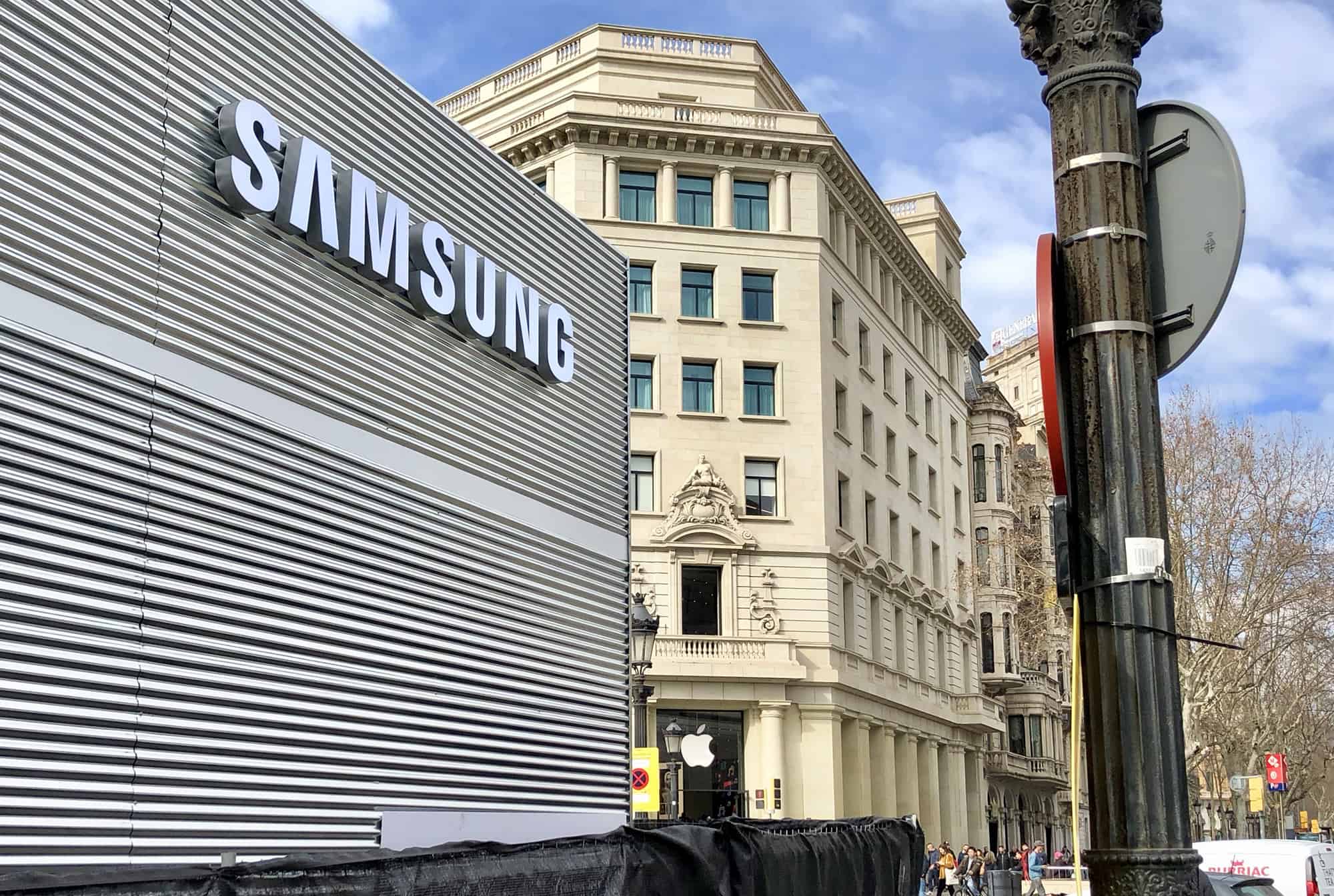 Samsung punks Apple by building a temporary store right in front of Apple's flagship Spanish store.