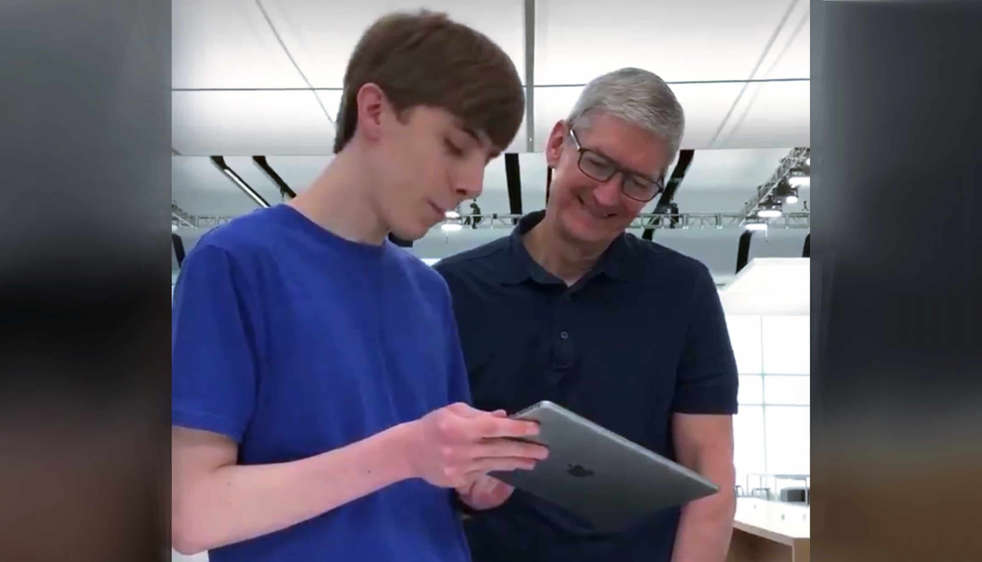 Tim Cook with a 2018 WWDC scholarship winner.