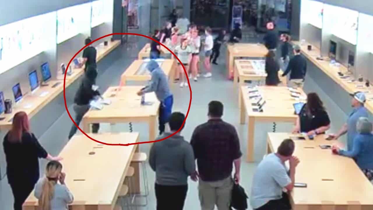 Thieves grab MacBooks from an Apple Store