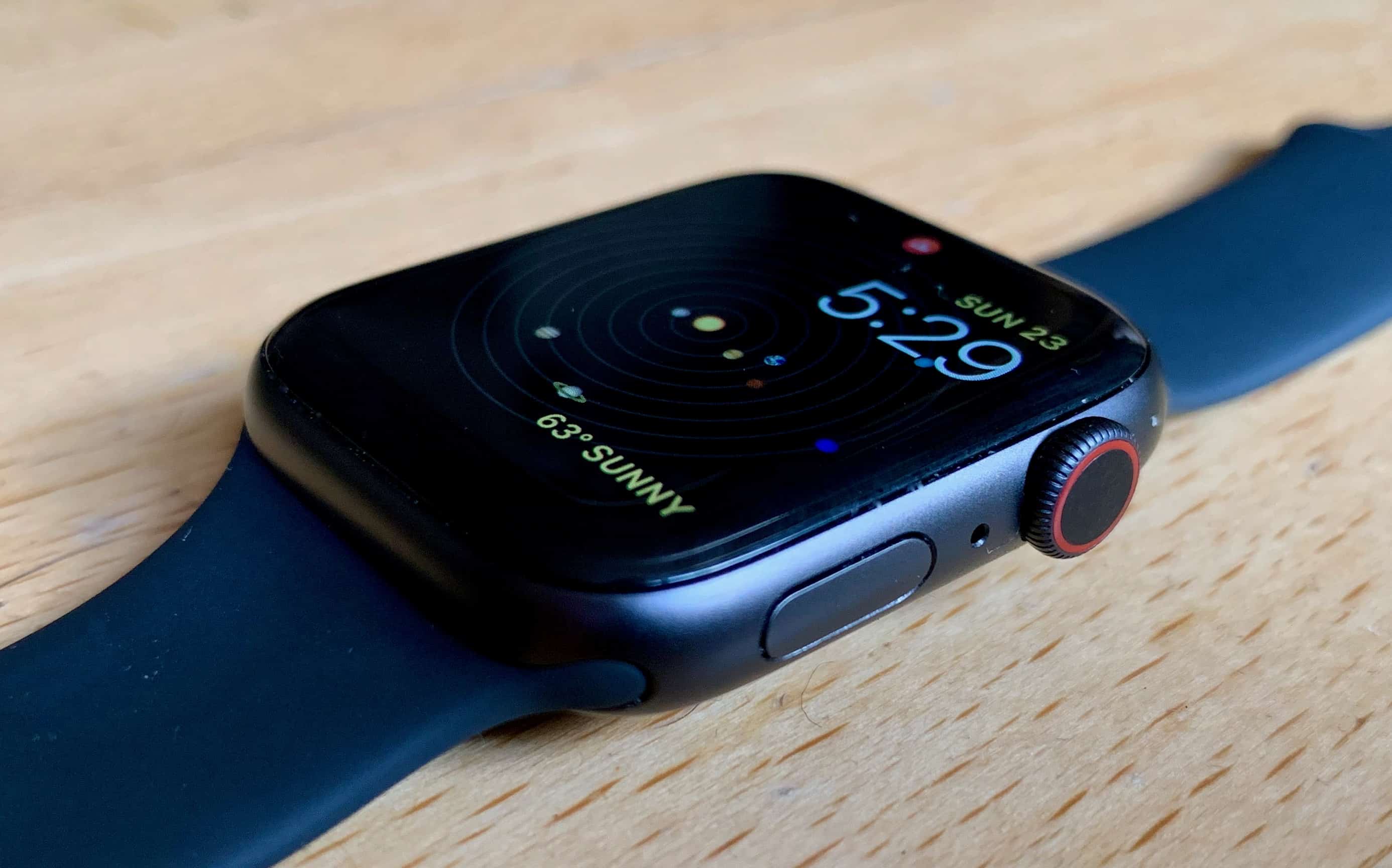 The lower side button on Apple Watch Series 4 sits flush with the body