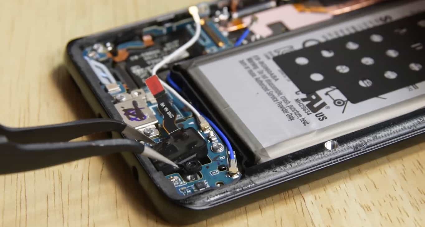 Here's how much space the Galaxy S9 headphone jack takes up.