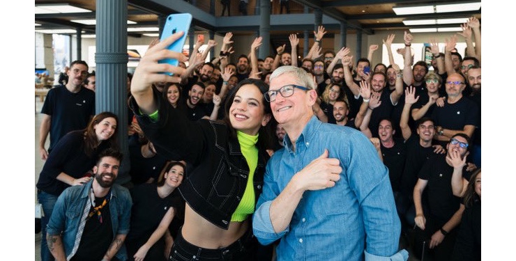 Apple's CEO and Spanish singer Rosalía take a selfie with Madrid Apple employees.